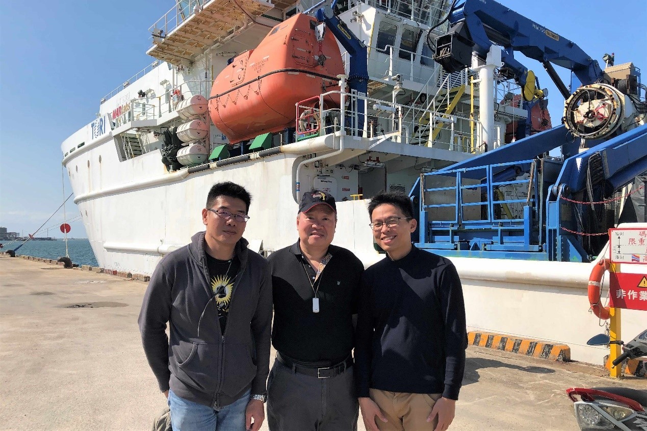 海大陳明德教授(中)與研究團隊登台灣海洋科技研究中勵進號蒐集氣候資訊